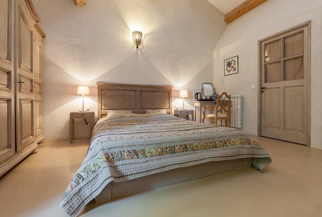 Bed and Breakfast La Louviere Des Bruyeres Robion en Luberon Номер фото